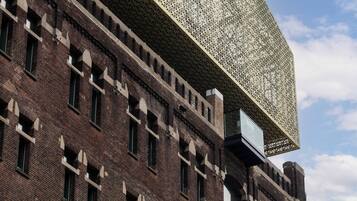 Studio suite, uitzicht op stad | Woonruimte | Een 25-inch flatscreentelevisie met kabelzenders