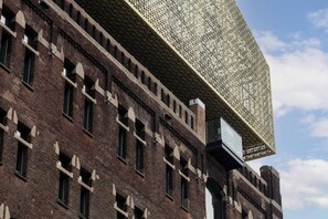 Studio Suite, City View | Living area | 25-inch flat-screen TV with cable channels - Alphabet Apartments Brede Hilledijk  (Rotterdam)