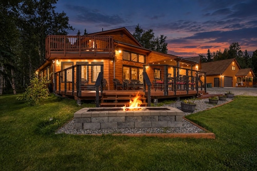COZY HILLSIDE HOME W BEAUTIFUL DECK, FIRE PIT, SAUNA,BACKYARD & HUGE GAME-ROOM!!