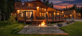 COZY HILLSIDE HOME W BEAUTIFUL DECK, FIRE PIT, SAUNA,BACKYARD & HUGE GAME-ROOM!!