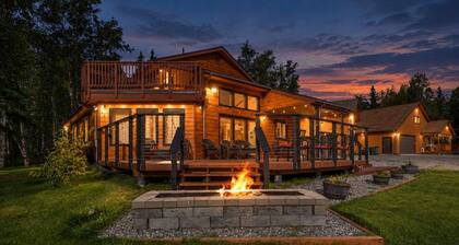 COZY HILLSIDE HOME W BEAUTIFUL DECK, FIRE PIT, SAUNA,BACKYARD & HUGE GAME-ROOM!!