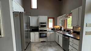 Coffee/tea maker, fridge, microwave, oven - COZY HILLSIDE HOME WITH A BEAUTIFUL DECK, FIRE PIT, SAUNA & PLENTY OF PARKING (Anchorage)
