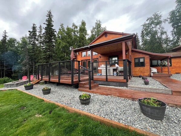 Terrace/patio - COZY HILLSIDE HOME WITH A BEAUTIFUL DECK, FIRE PIT, SAUNA & PLENTY OF PARKING (Anchorage)