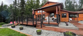 COZY HILLSIDE HOME WITH A BEAUTIFUL DECK, FIRE PIT, SAUNA & PLENTY OF PARKING