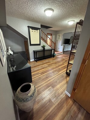 Interior - COZY HILLSIDE HOME WITH A BEAUTIFUL DECK, FIRE PIT, SAUNA & PLENTY OF PARKING (Anchorage)