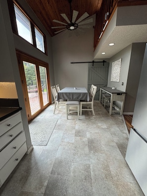 Interior - COZY HILLSIDE HOME WITH A BEAUTIFUL DECK, FIRE PIT, SAUNA & PLENTY OF PARKING (Anchorage)