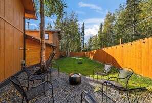 Fenced backyard & seating - COZY HILLSIDE HOME W BEAUTIFUL DECK, FIRE PIT, SAUNA,BACKYARD & HUGE GAME-ROOM!! (Anchorage)