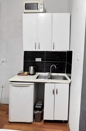 Mini-fridge, cookware/dishes/utensils, cleaning supplies, paper towels - Taksim Plaza Suite (Istanbul)