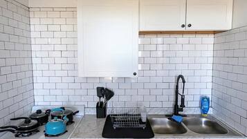 Geladeira, fogão, cooktop, cafeteira/chaleira