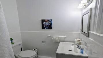 Secador de cabelo, toalhas de banho, sabonete, shampoo