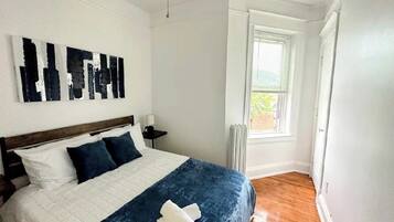 2 quartos, ferros/tábuas de passar roupa, Wi-Fi, roupa de cama