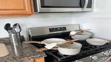 Refrigerador, horno, placa de cocina, cafetera/tetera