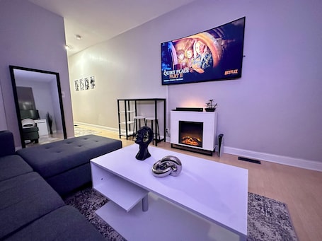 Smart TV, fireplace. Cozy Soulard Getaway