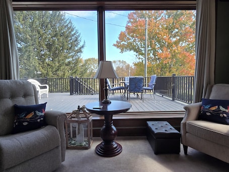 Smart TV, DVD player, books. Lovely 3-bedroom home near the Bourbon Trail, with a lake in a country setting