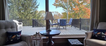 Lovely 3-bedroom home near the Bourbon Trail, with a lake in a country setting