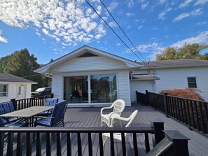 Outdoor dining - Lovely 3-bedroom home near the Bourbon Trail, with a lake in a country setting (New Haven)