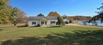 Lovely 3-bedroom home near the Bourbon Trail, with a lake in a country setting