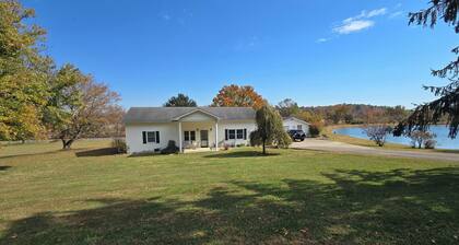 Lovely 3-bedroom home near the Bourbon Trail, with a lake in a country setting