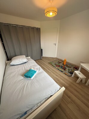 4 habitaciones, tabla de planchar con plancha y wifi