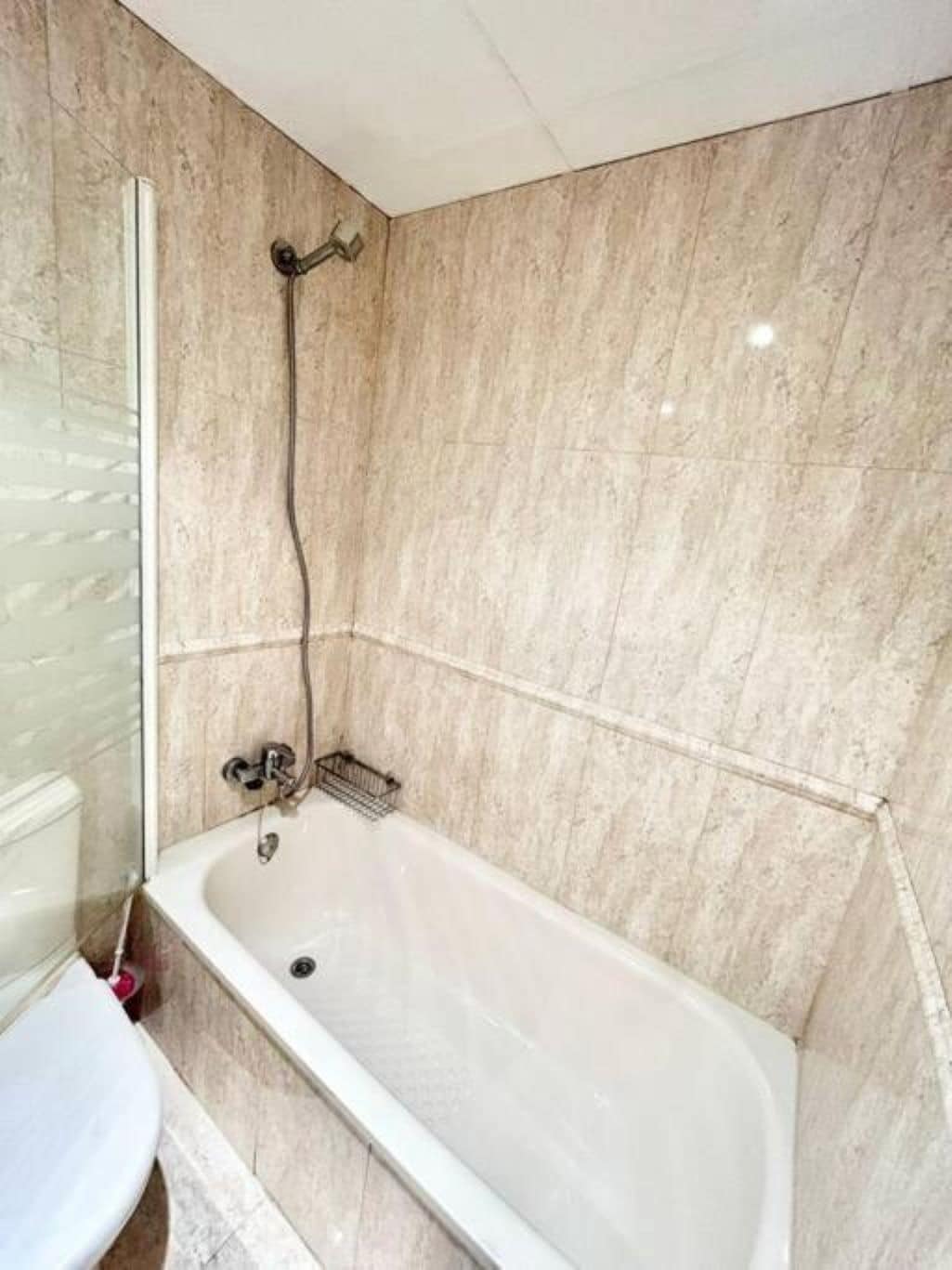 Een haardroger, handdoeken, zeep, toiletpapier