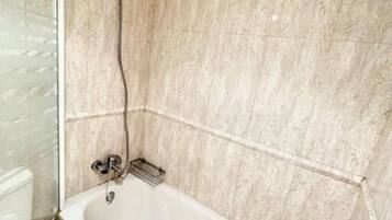 Een haardroger, handdoeken, zeep, toiletpapier