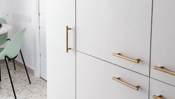 Suíte estúdio superior, vista para a cidade | Área de estar | Smart TV 42 polegadas com canais via satélite