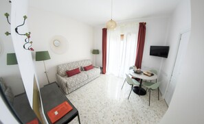 Studiosvit Superior - utsikt mot staden | Vardagsrum | 42-tums smart-tv med satellitkanaler