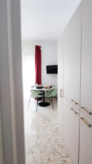 Studiosvit Superior - utsikt mot staden | Vardagsrum | 42-tums smart-tv med satellitkanaler