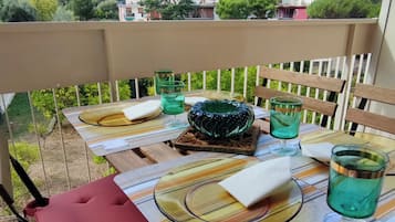 Superior Studio Suite, Garden View | Terrace/patio