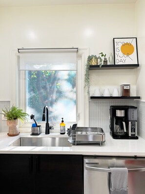 Fridge, microwave, oven, stovetop - Charming 3BD apt minutes from NYC, EWR w/ parking (Jersey City)