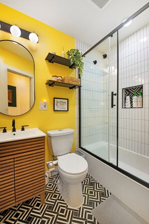 Een haardroger, een bidet, handdoeken, zeep