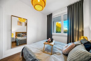 1 slaapkamer, een strijkplank/strijkijzer, gratis wifi, beddengoed