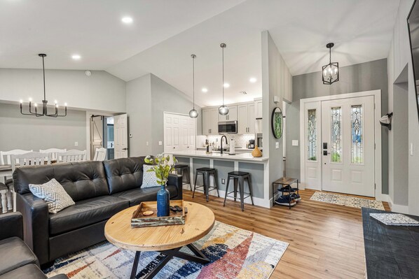 Smart TV, books - Don’t miss the beautiful Christmas lights in Downtown Bentonville! (Bella Vista)