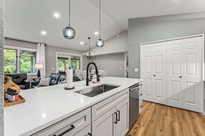 Interior - Don’t miss the beautiful Christmas lights in Downtown Bentonville! (Bella Vista)