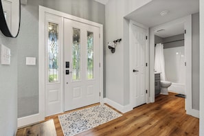 Shower, hair dryer, towels, soap - Don’t miss the beautiful Christmas lights in Downtown Bentonville! (Bella Vista)