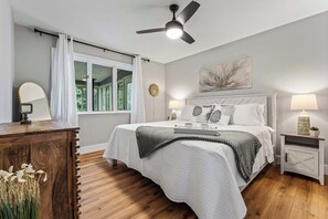 2 bedrooms, iron/ironing board, free WiFi, bed sheets - Don’t miss the beautiful Christmas lights in Downtown Bentonville! (Bella Vista)