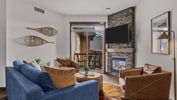 Smart TV, fireplace
