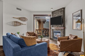 Smart TV y chimenea 