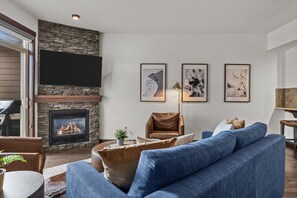 Smart TV y chimenea 