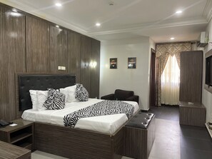 华丽双人房, 泳池景观 | 迷你吧、客房内保险箱、办公桌、笔记本电脑工作区