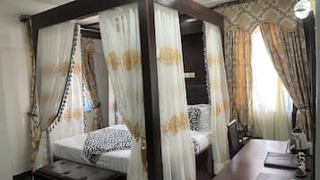 Deluxe suite | 1 slaapkamer, een minibar, een kluis op de kamer, een bureau