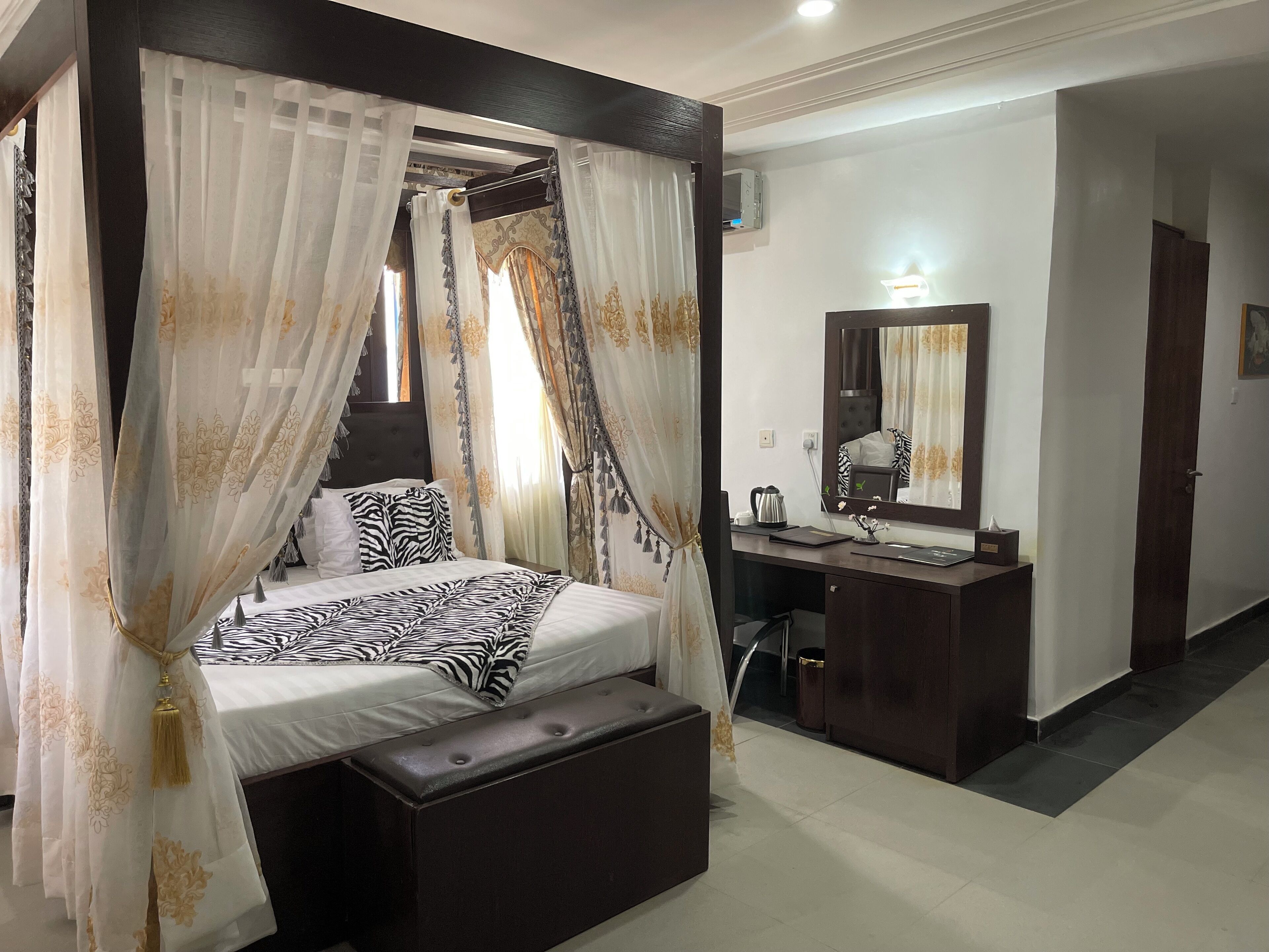 Deluxe Suite | Minibar, in-room safe, desk, laptop workspace