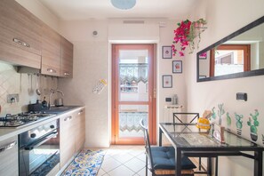 Refrigerador, horno, parrilla de estufa y cafetera y tetera 