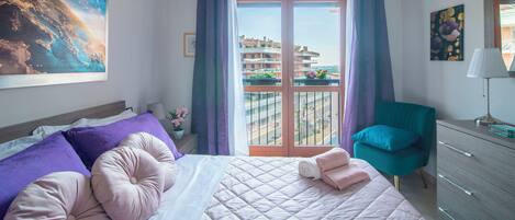 1 chambre, bureau, fer et planche à repasser, lit parapluie