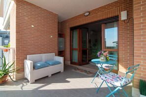 Outdoor dining - Delightful apartment with large terrace near Leonardo Da Vinci FCO Airport (Fiumicino)
