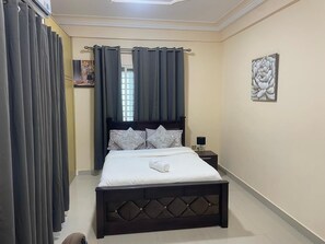 3 室のベッドルーム、デスク、アイロン / アイロン台、WiFi (無料)