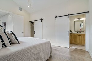 4 bedrooms, in-room safe, iron/ironing board, travel cot - Bright Luxury Oasis near Downtown Austin (Austin)