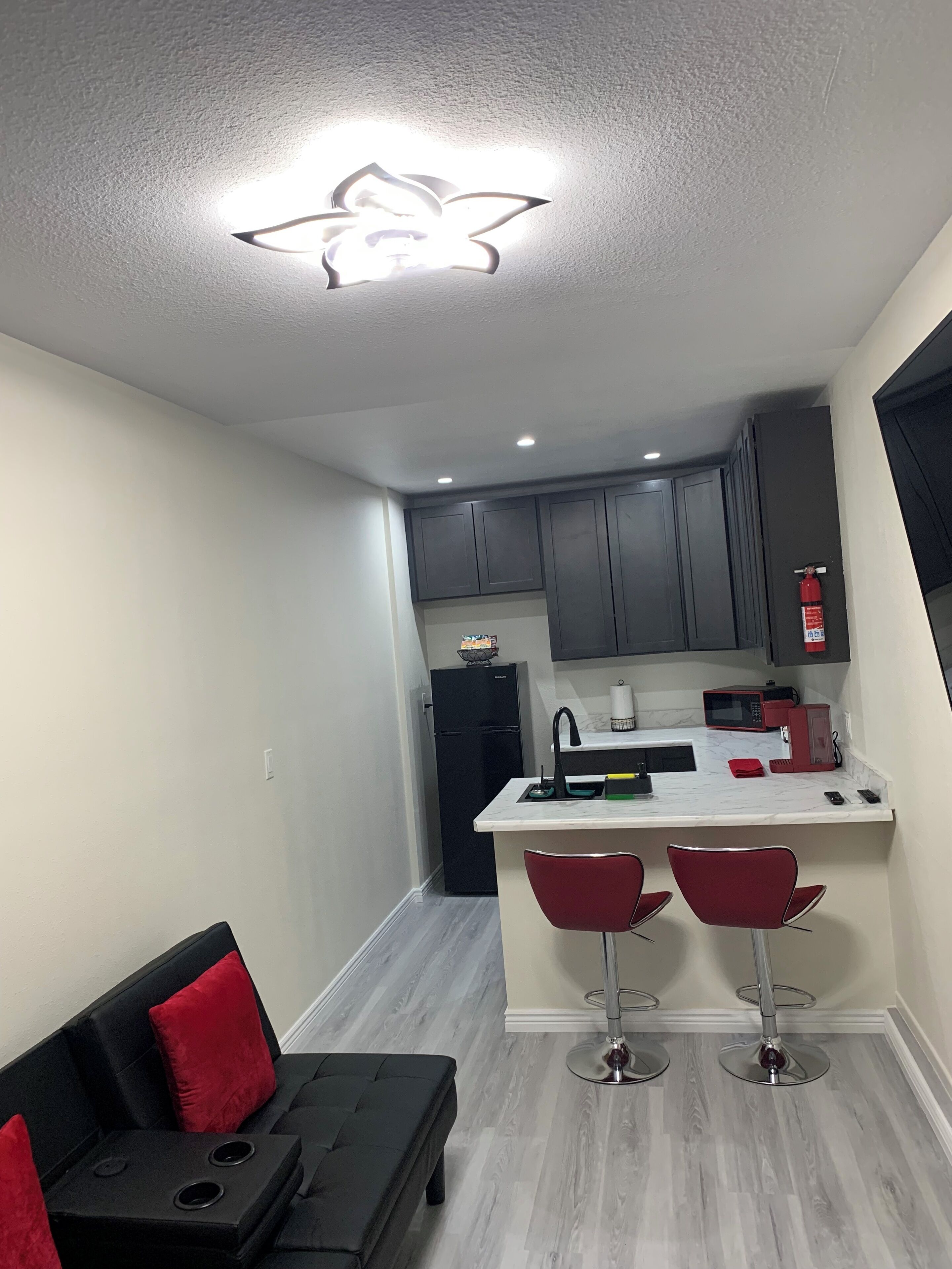 Een koelkast, een magnetron, een kookplaat