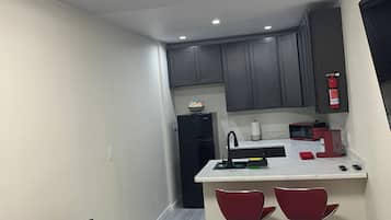 Een koelkast, een magnetron, een kookplaat