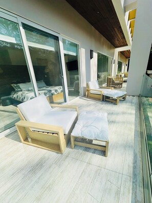 Terrace/patio - Malamala Villa at West Bay 4BR 3.5Bath, 5 minutes walking to West Bay Beach (West Bay)